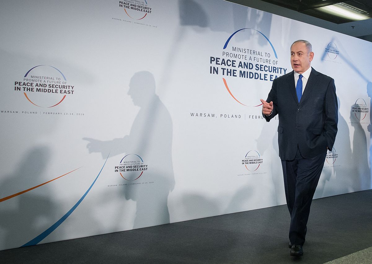 Benjamin Netanjahu egy konferenciára érkezik.