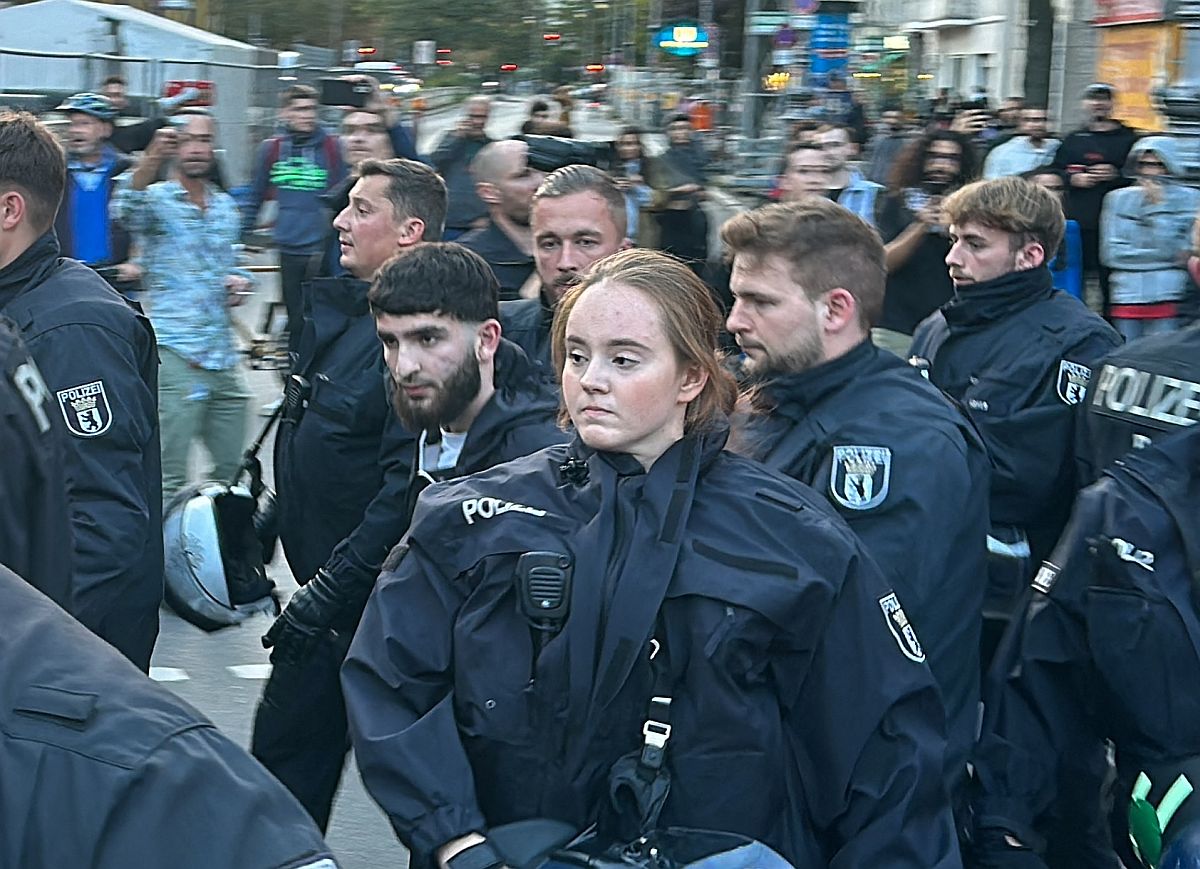 Rendőrök és Palesztináért tüntetők Berlinben