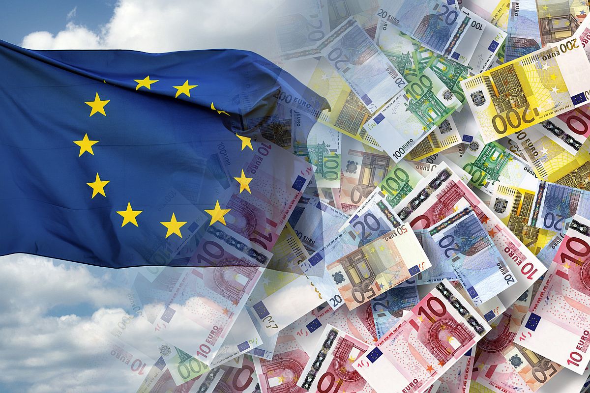 EU-zászló és euró bankjegyek illusztrációja.