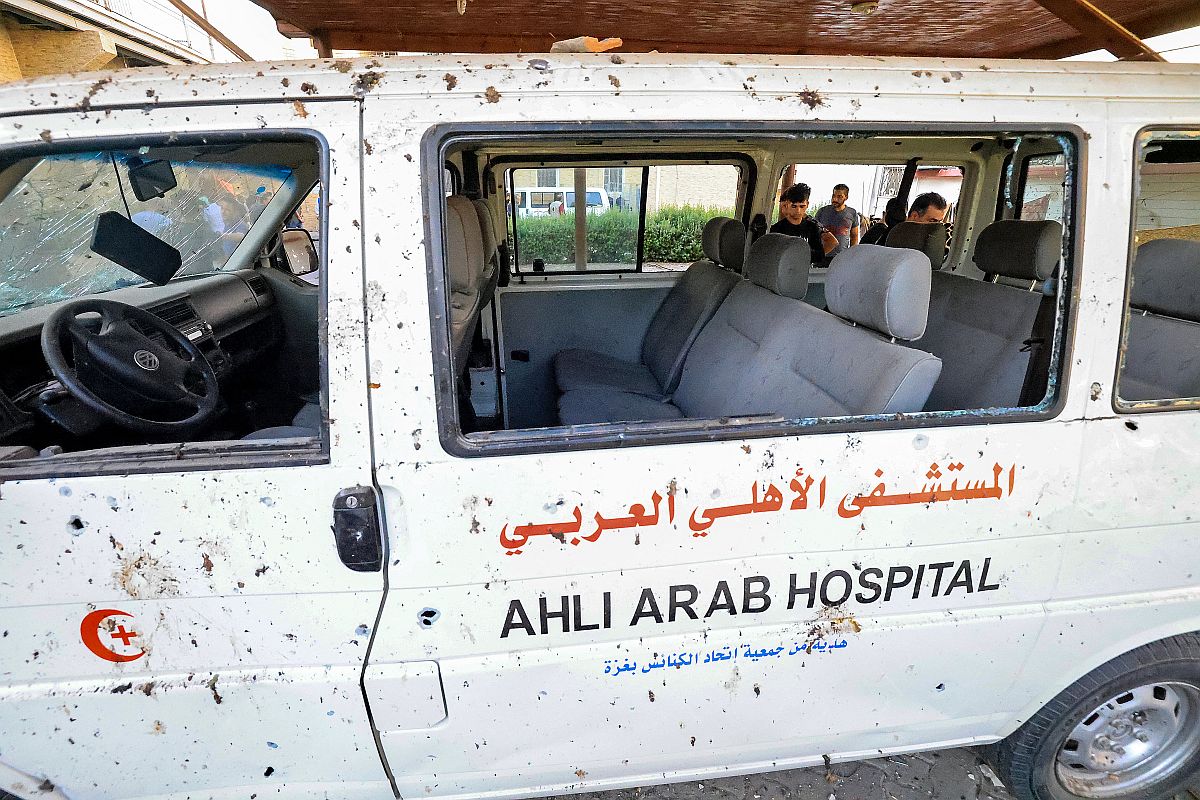 A gázai Al-Ahli kórház megsérült mentőautója.
