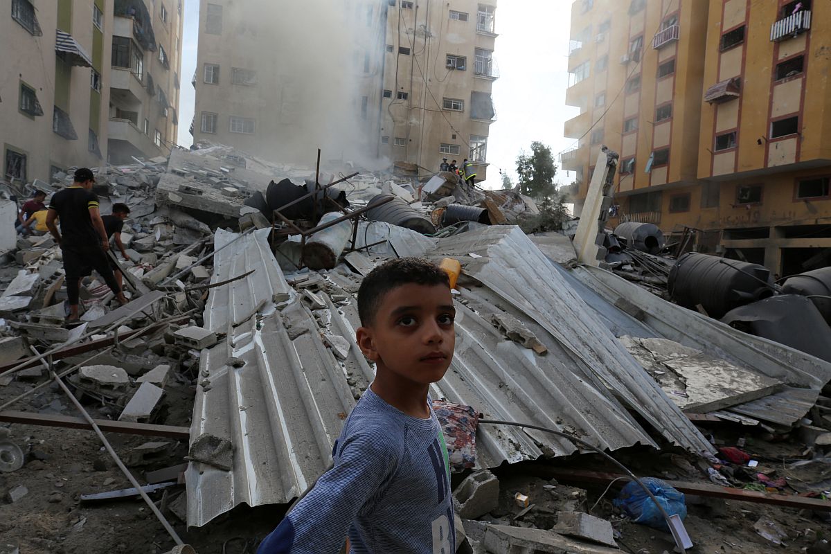 Helybéliek a romokon Gáza városában az izraeli rakétabecsapódás után 