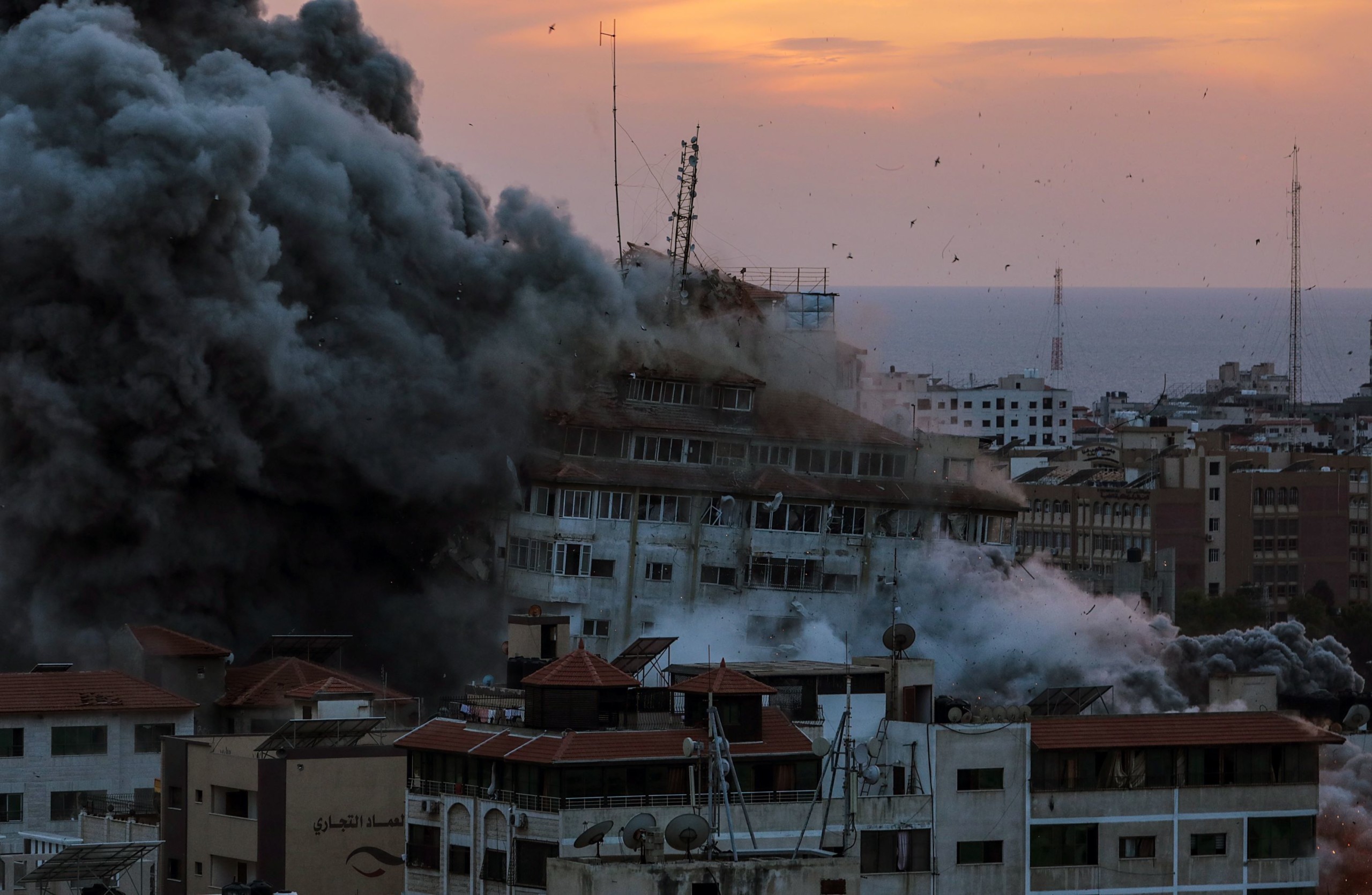 Füst száll fel Gáza városa felett izraeli légicsapásokat követően 2023. október 8-án.