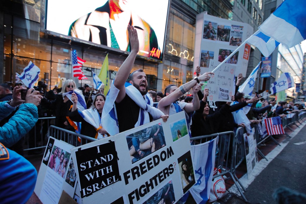 Izrael támogatói tüntetnek a New York-i Times Square-en 2023. október 13-án.