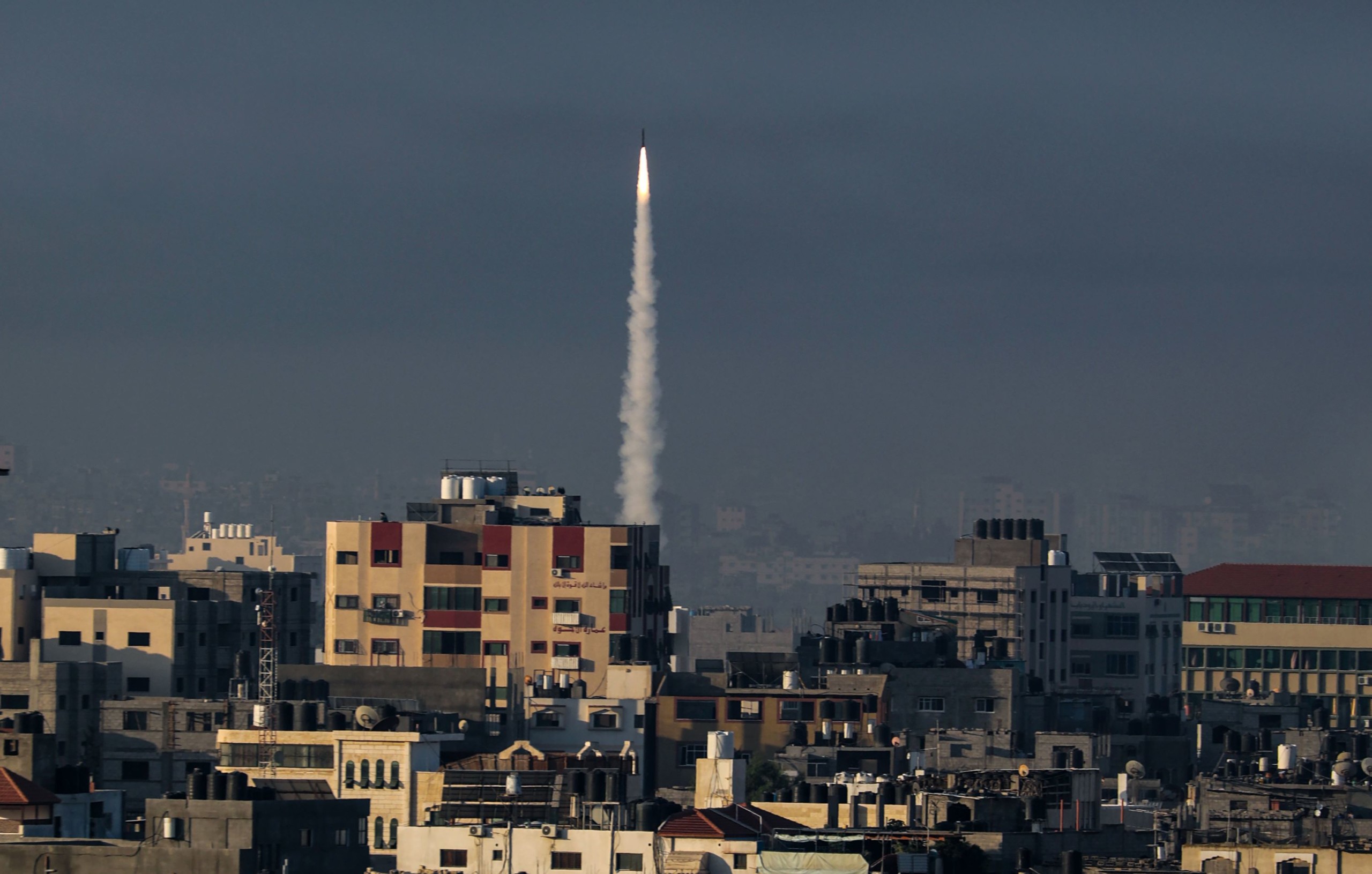 Rakétával lövik Izraelt palesztin fegyveresek Gáza városából 2023. október 7-én.
