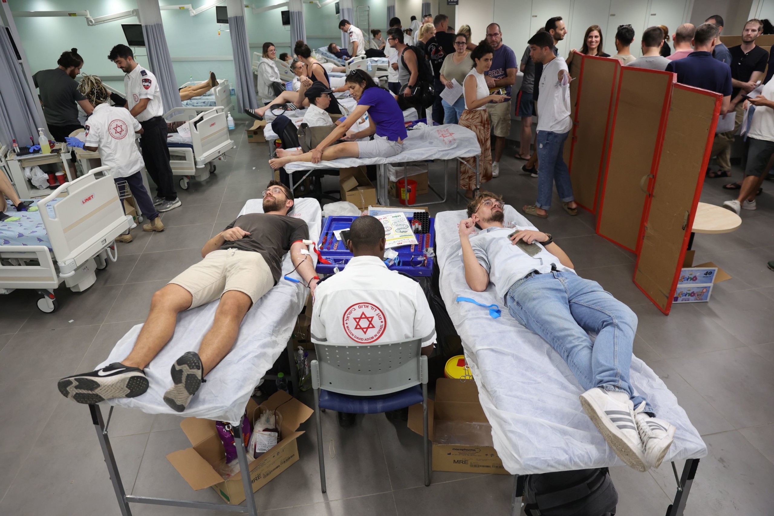 Izraeliek vért adnak a tel-avivi Ichilov Kórházban 2023. október 7-én