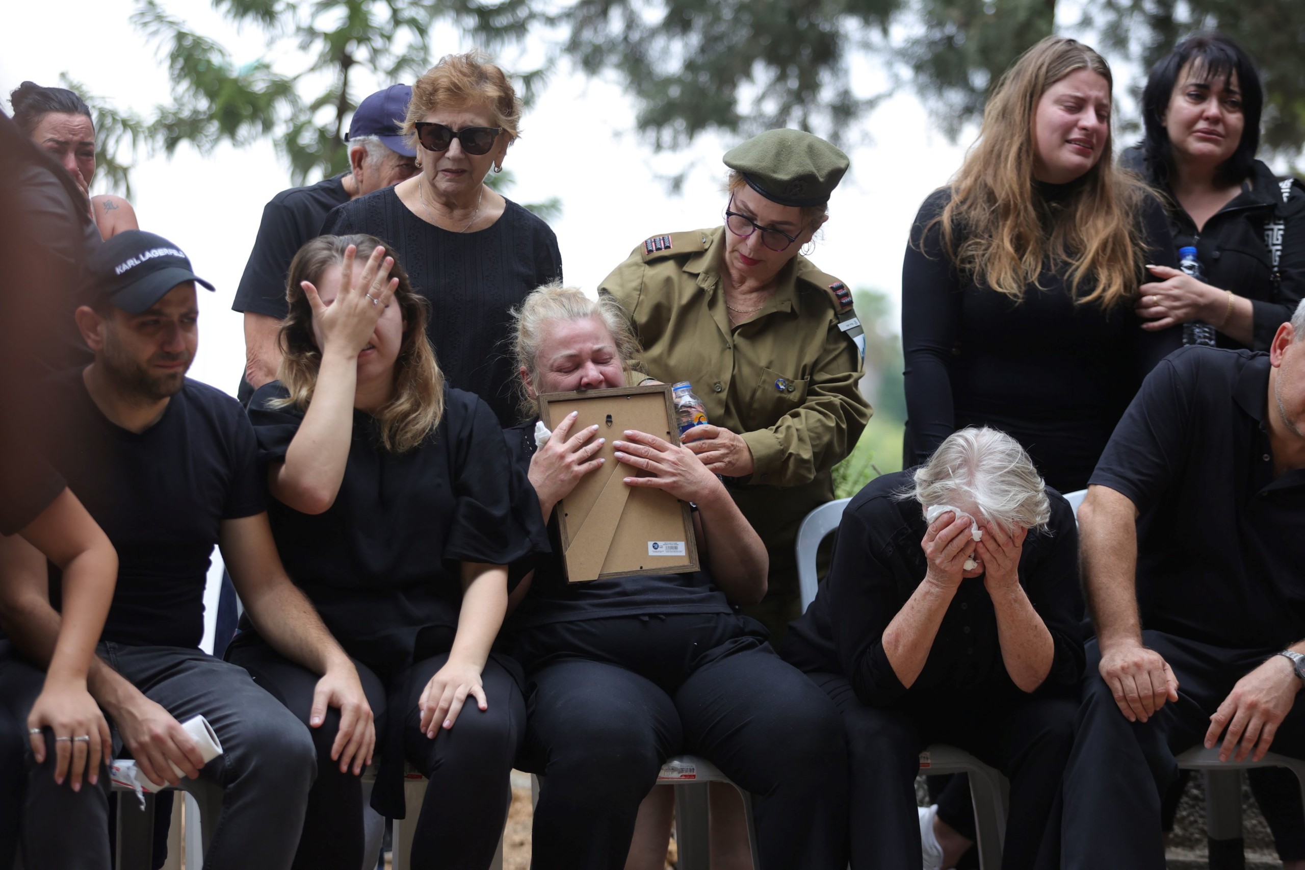 A palesztin támadásban elesett Juval Ben Jaakov izraeli katona temetésén hozzátartozói a dél-izraeli Kfar Menahem kibucban 2023. október 9-én.