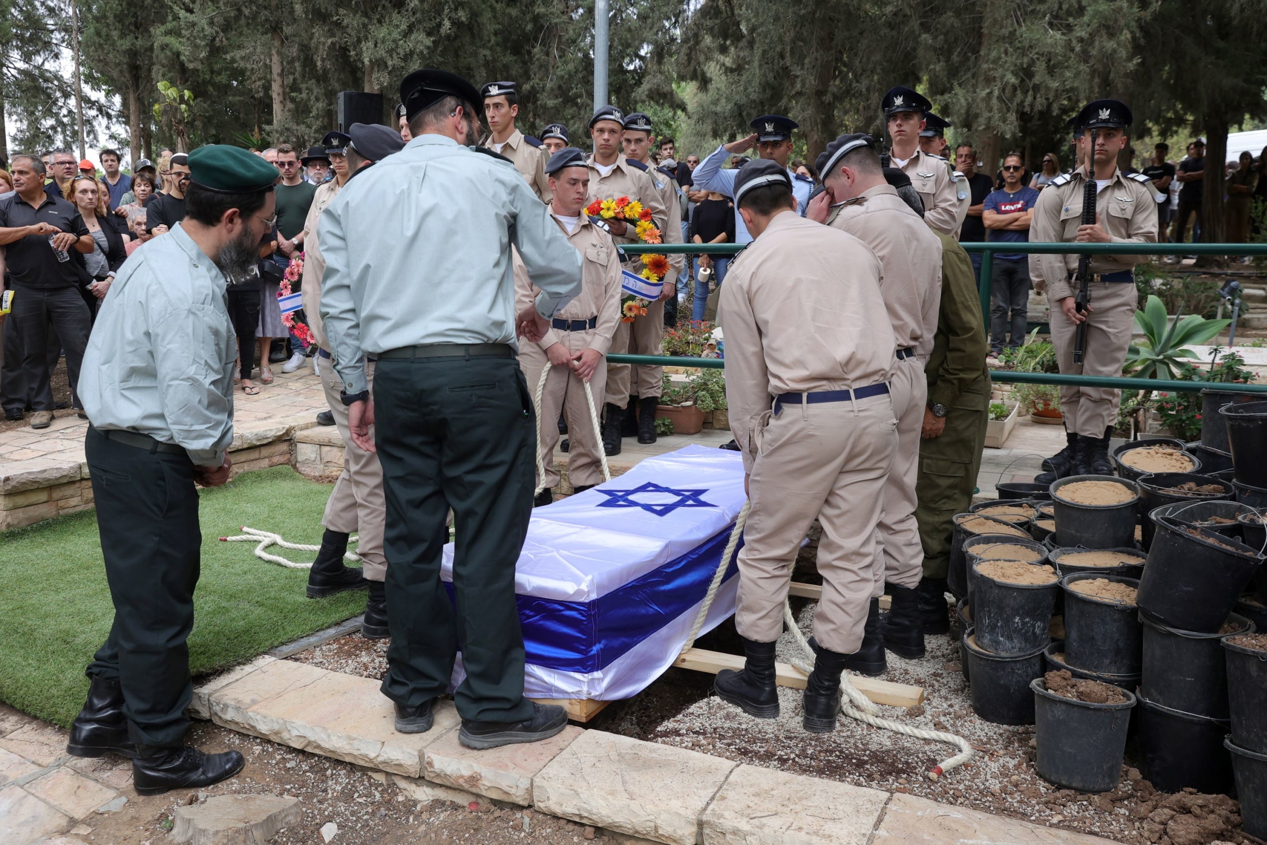 A palesztin támadásban elesett Juval Ben Jaakov izraeli katonát temetik a dél-izraeli Kfar Menahem kibucban 2023. október 9-én.