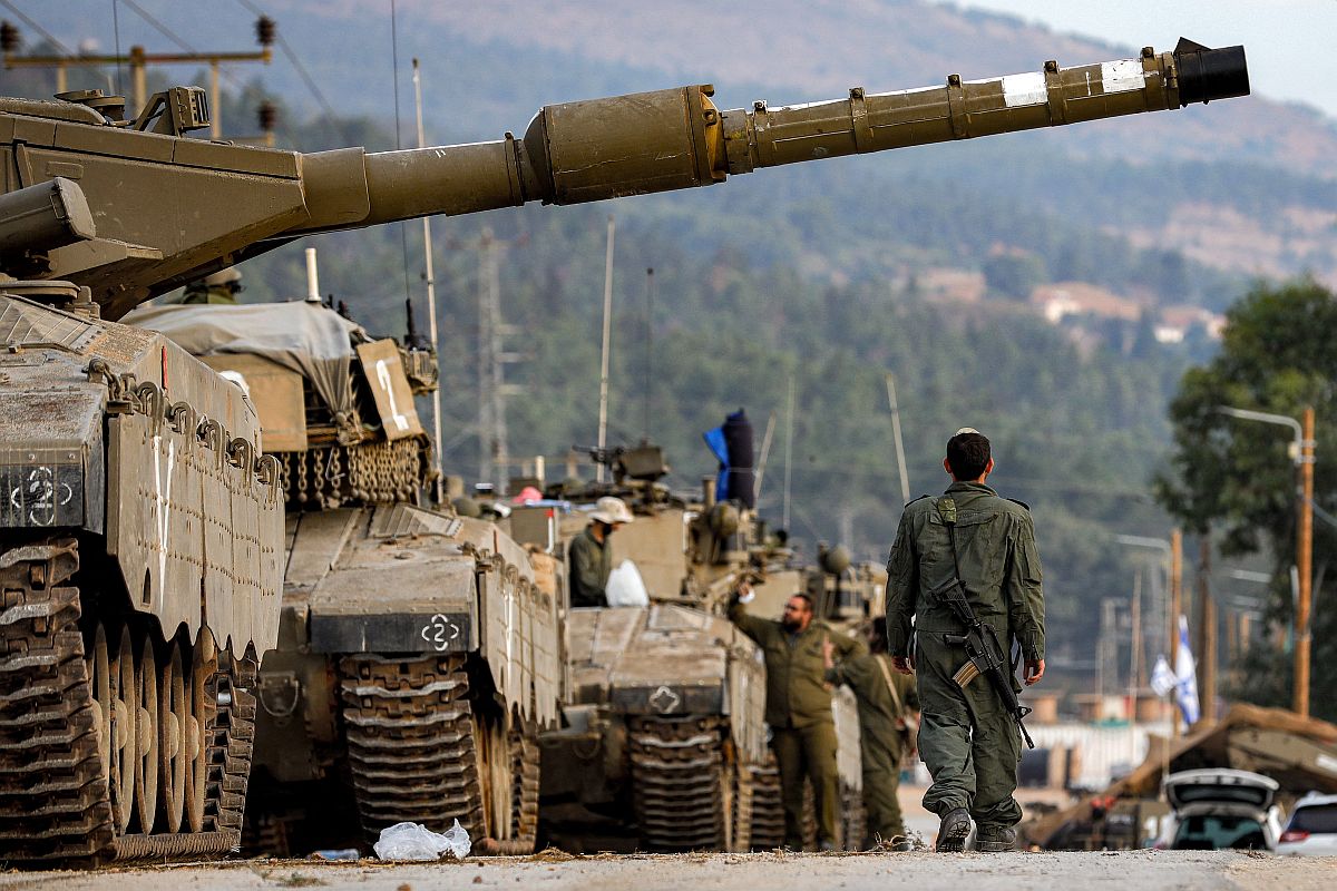 Izraeli tankok sorakoznak a libanoni határ közelében.