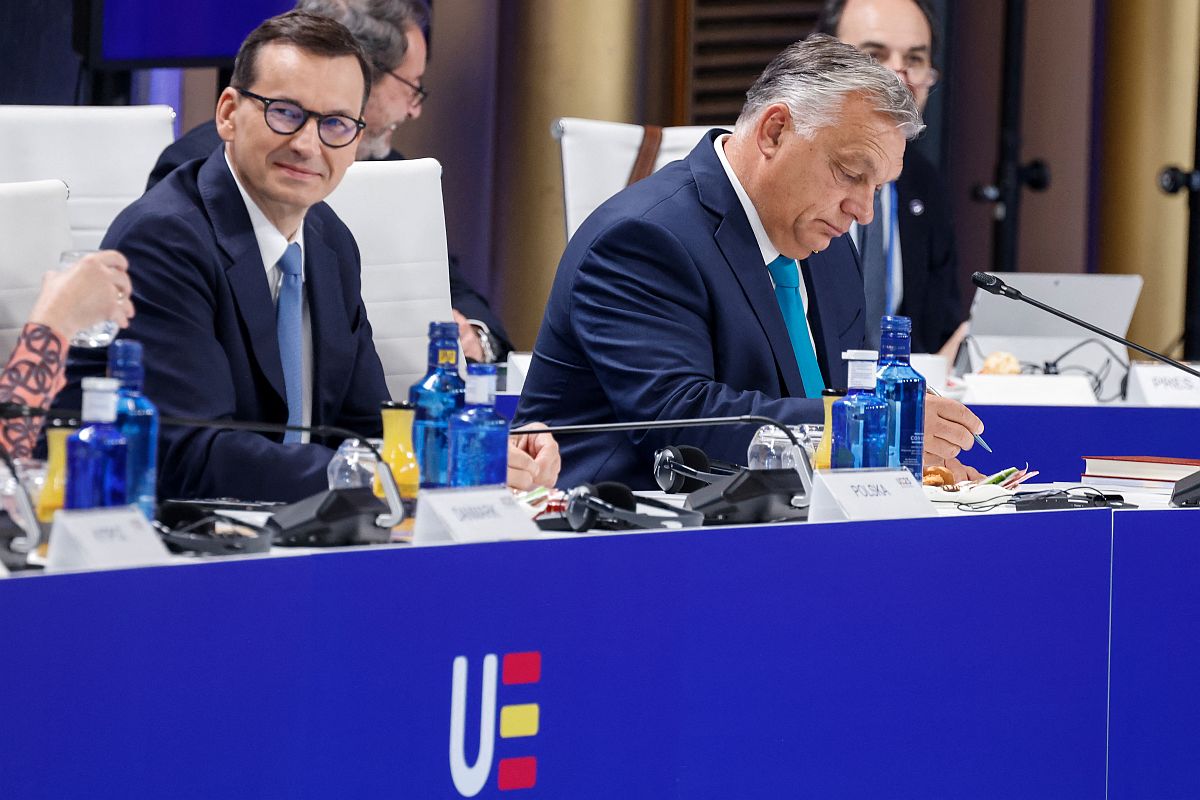 Mateusz Morawiecki lengyel kormányfő és Orbán Viktor magyar miniszterelnök az Európa Tanács ülésén.