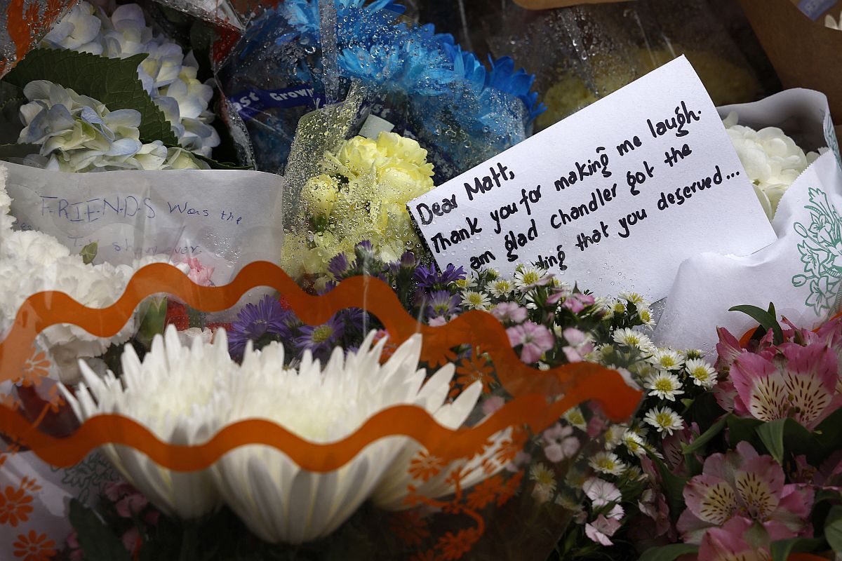 Matthew Perry emlékére elhelyezett virágok és üzenetek a Jóbarátok című tévésorozat külső felvételein szereplő háznál New Yorkban.