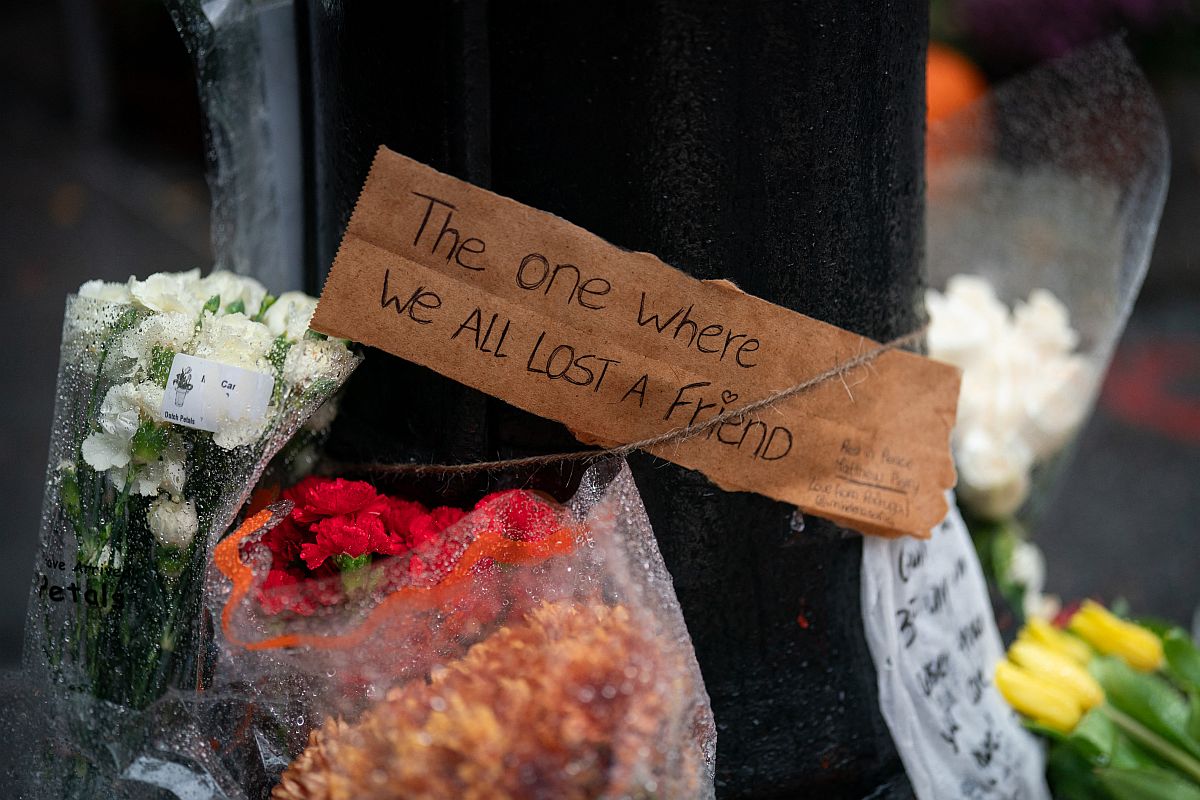 Matthew Perry emlékére elhelyezett virágok és üzenetek a Jóbarátok című tévésorozat külső felvételein szereplő háznál New Yorkban.
