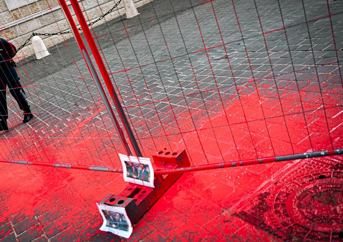 Vörös festékkel öntötték le a Karmelita kerítését