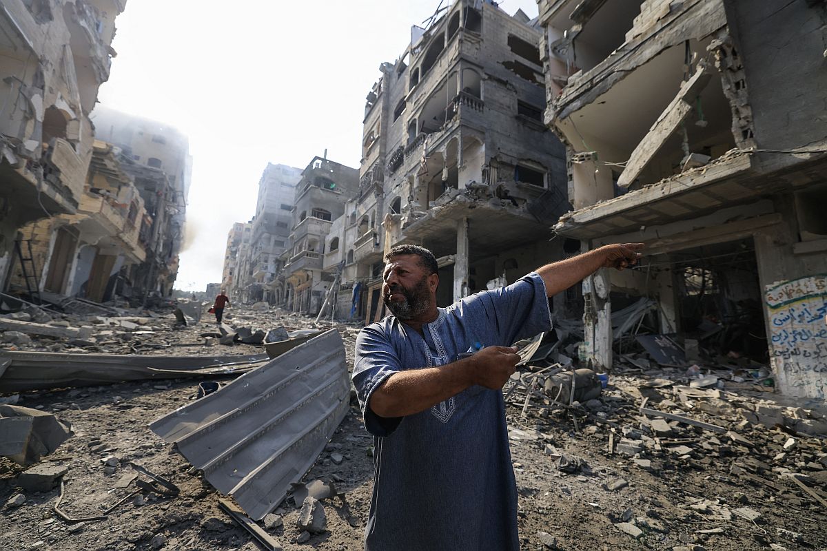 Egy palesztin férfi az izraeli rakétatámadás után a romokra mutat Dzsabália menekülttáborban, a Gázai övezetben.