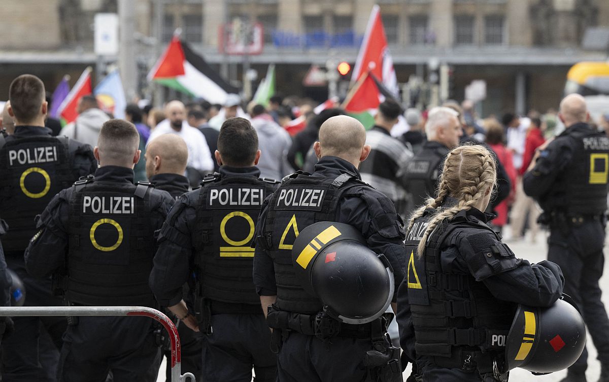 Palesztinpárti tüntetést biztosít a német rendőrség Lipcsében, 2023. október 12-én.