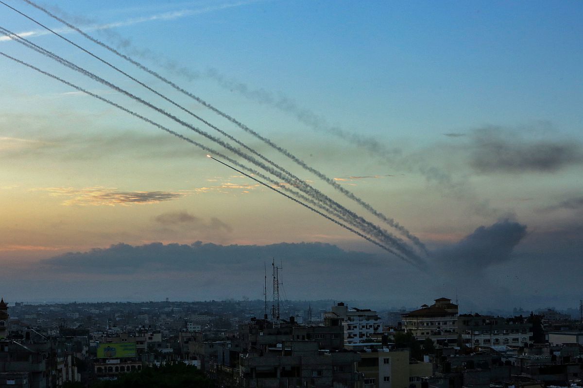 A Gázai övezetből Iraelre kilőtt rakéták az égbolton.