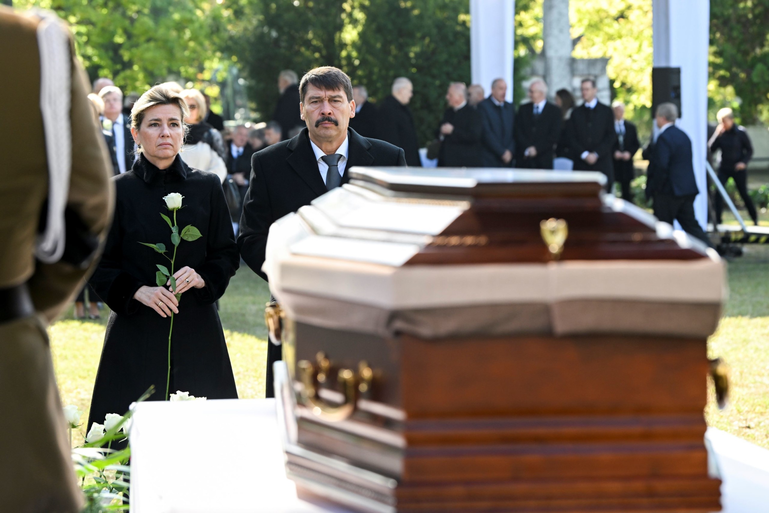 Áder János korábbi köztársasági elnök és felesége, Herczegh Anita Sólyom László volt köztársasági elnök búcsúztatásán