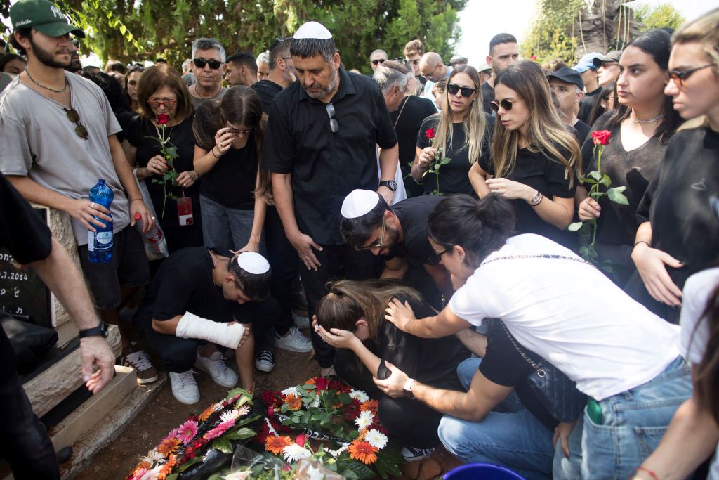 A 24 éves May Naim családja és barátai, akit palesztin fegyveresek gyilkoltak meg a "Supernova" fesztiválon, a Gázai övezet izraeli határának közelében, temetésén 2023. október 11-én Gan Haimban, Izraelben.