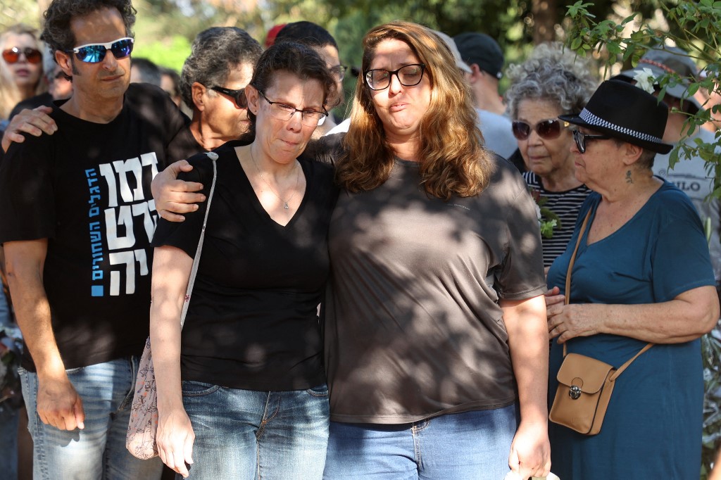Rokonok és barátok részt vesznek a palesztin Hamász fegyveresek által a múlt héten a Kisuffim Kibbutz ellen elkövetett támadás során megölt Tom Godo temetésén a Tel-Aviv melletti Naan Kibbutzban
