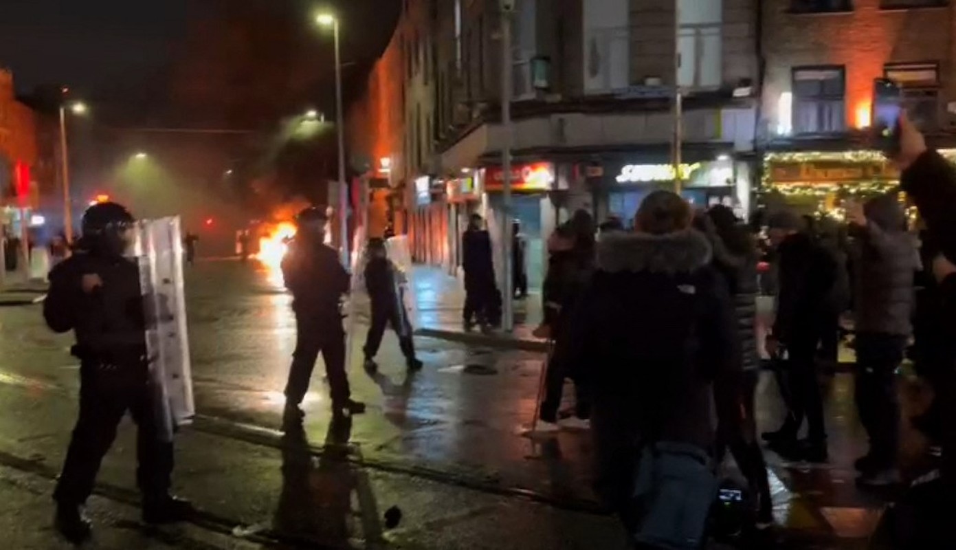 Rendőrség a huligánokkal szemben Dublinban