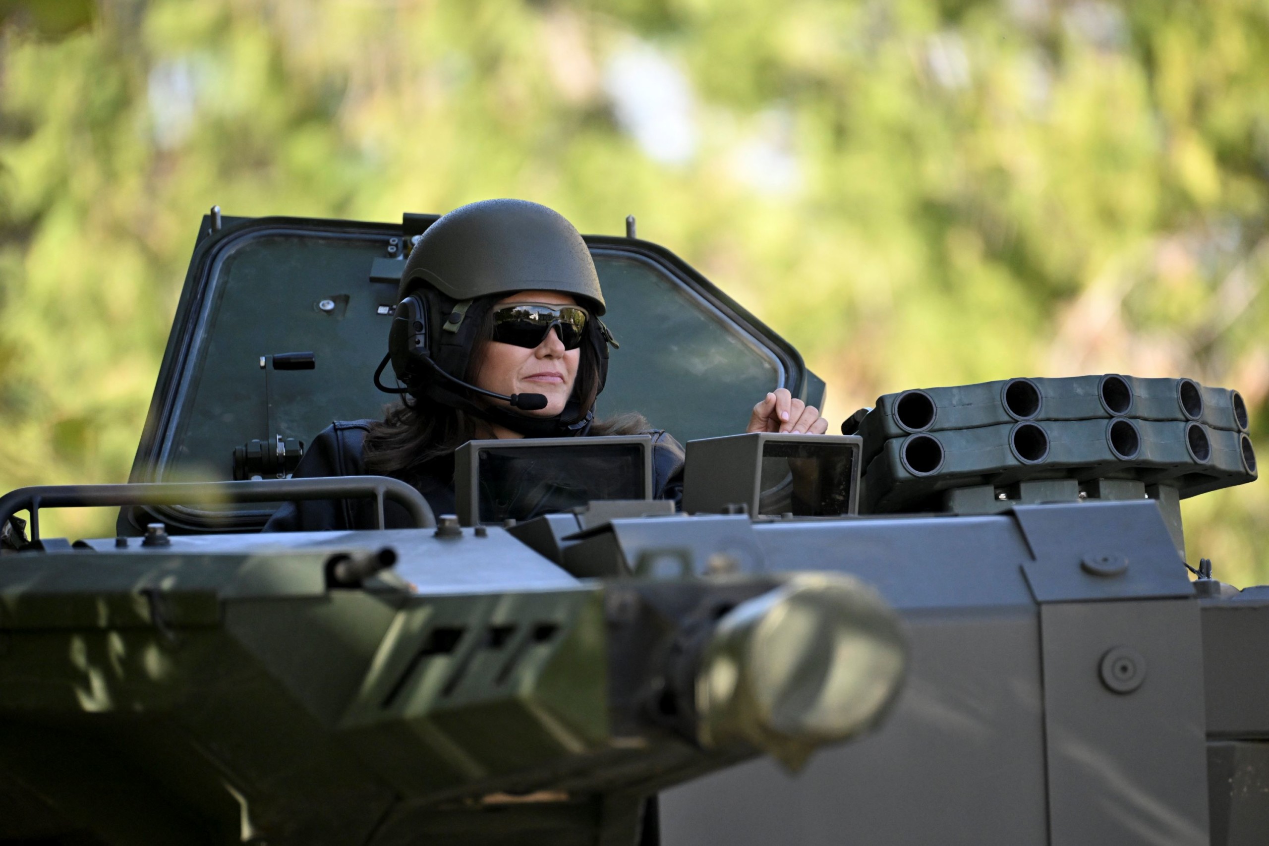 Novák Katalin köztársasági elnök, a Magyar Honvédség főparancsnoka egy Lynx páncélozott gyalogsági harcjárműben a NATO-erők részvételével megrendezett Adaptive Hussars 23 többnemzeti országos gyakorlat megnyitóján.