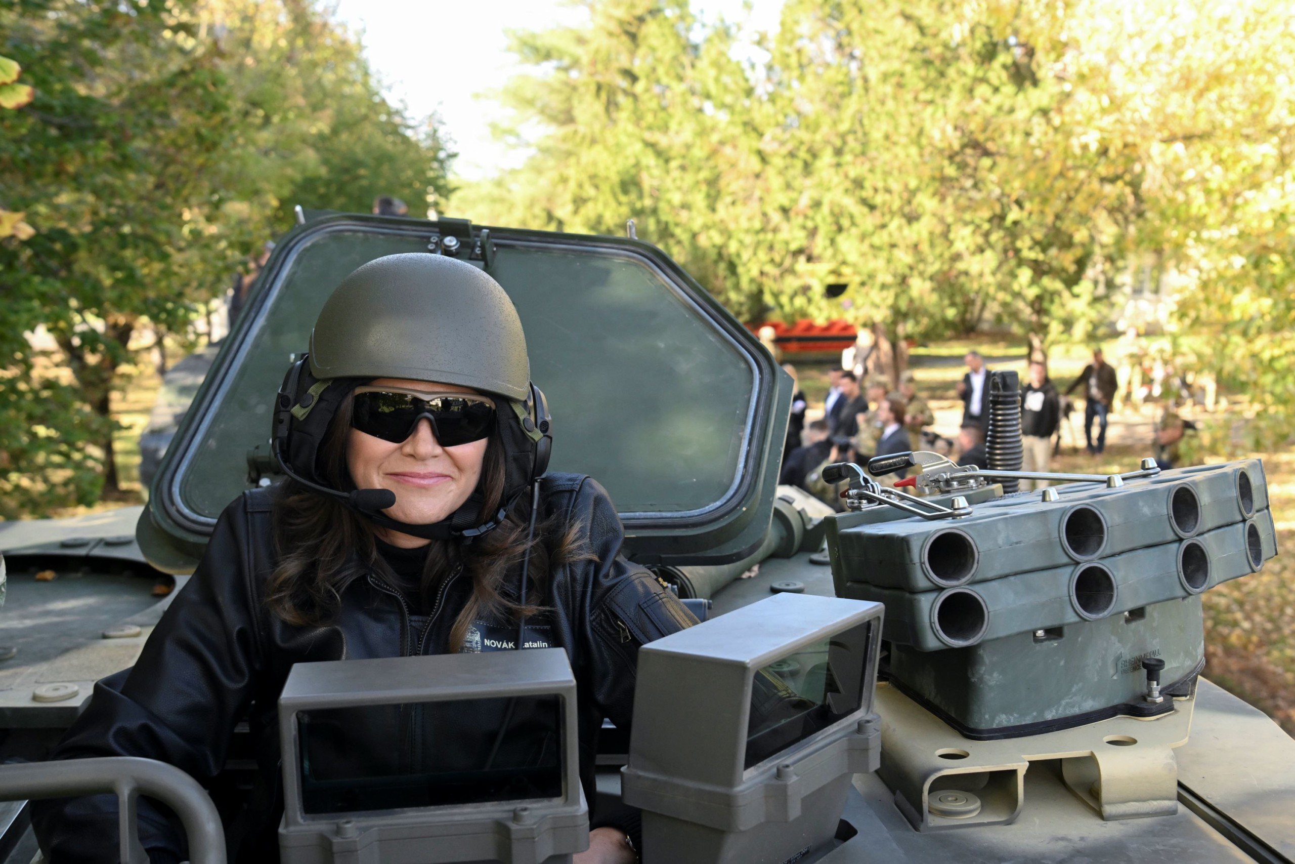 Novák Katalin köztársasági elnök, a Magyar Honvédség főparancsnoka egy Lynx páncélozott gyalogsági harcjárműben a NATO-erők részvételével megrendezett Adaptive Hussars 23 többnemzeti országos gyakorlat megnyitóján.