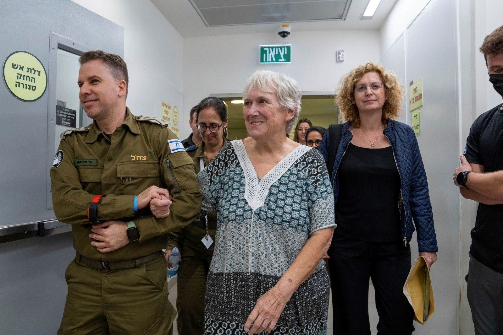 Margalit Mozes, a szabadon engedett túszok egyike egy izraeli katona társaságában.