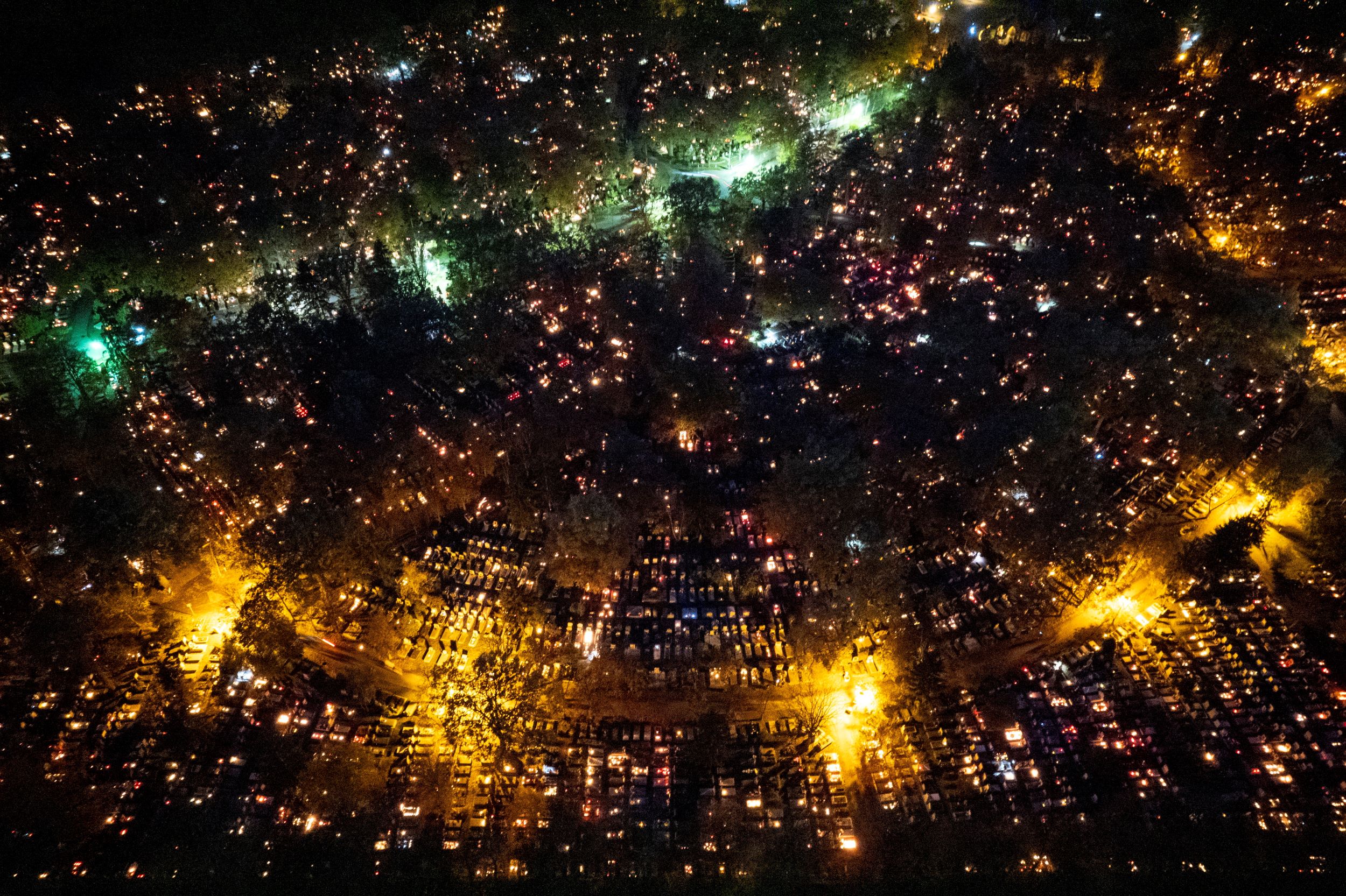 A drónnal készült képen mécsesek égnek a debreceni köztemetőben mindenszentek ünnepe napján.