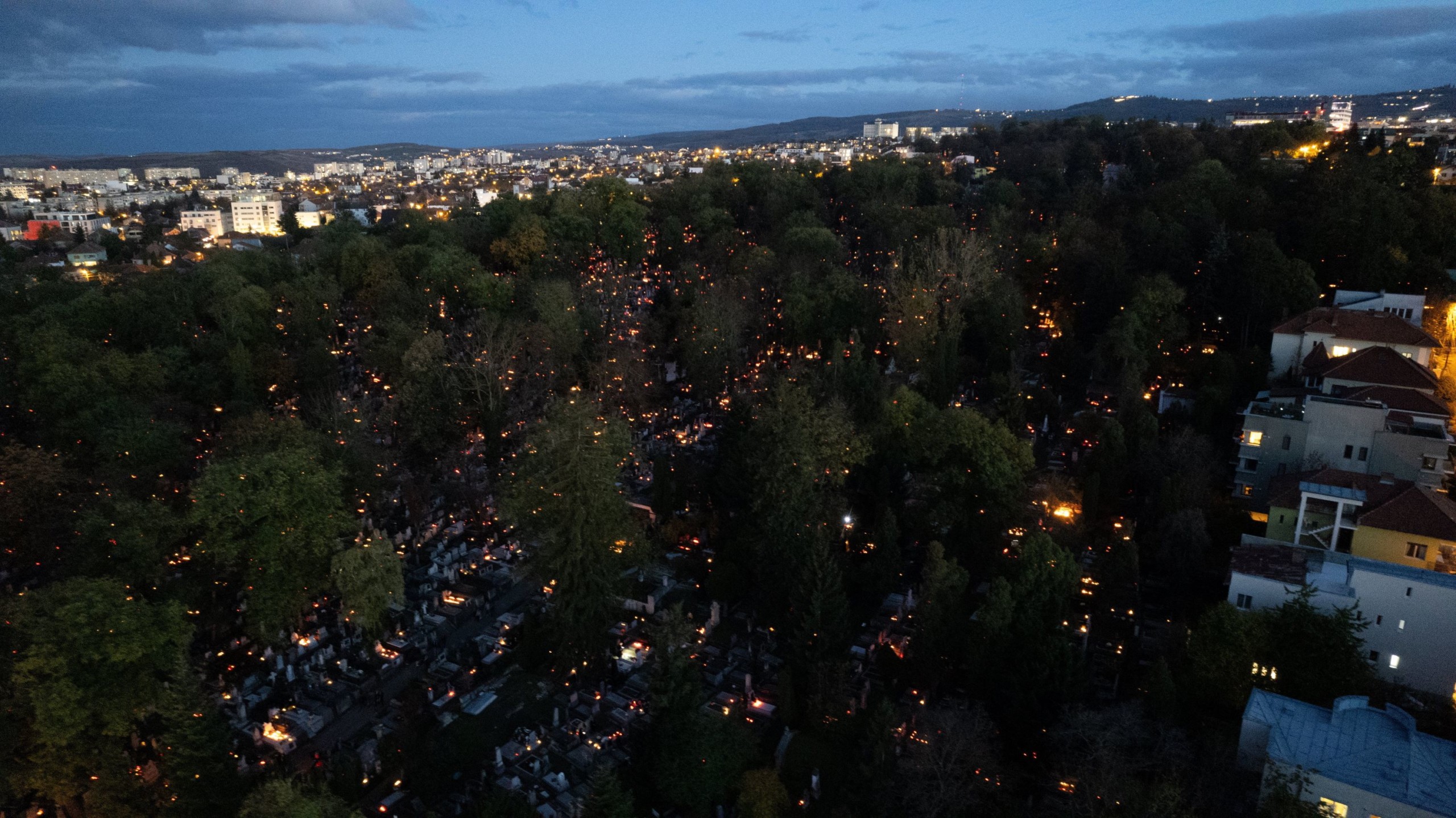 A drónnal készült képen mécsesek égnek a kolozsvári Házsongárdi temető mindenszentek ünnepe napján