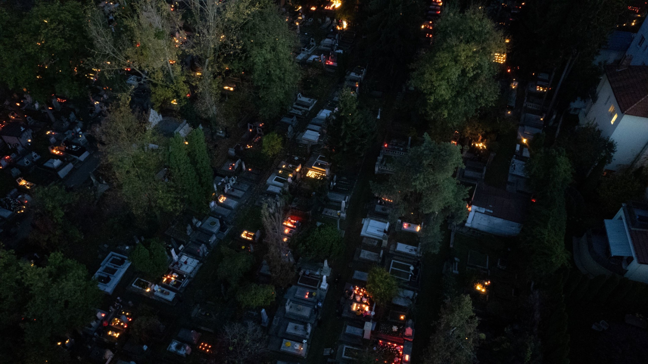 A drónnal készült képen mécsesek égnek a kolozsvári Házsongárdi temető mindenszentek ünnepe napján