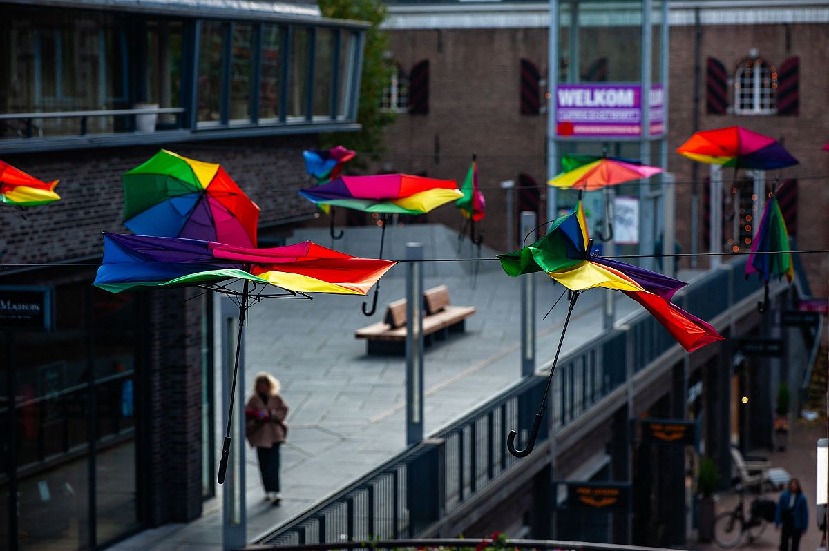 A viharban megtépázott dekorációs esernyők a hollandiai Nijmegenben.