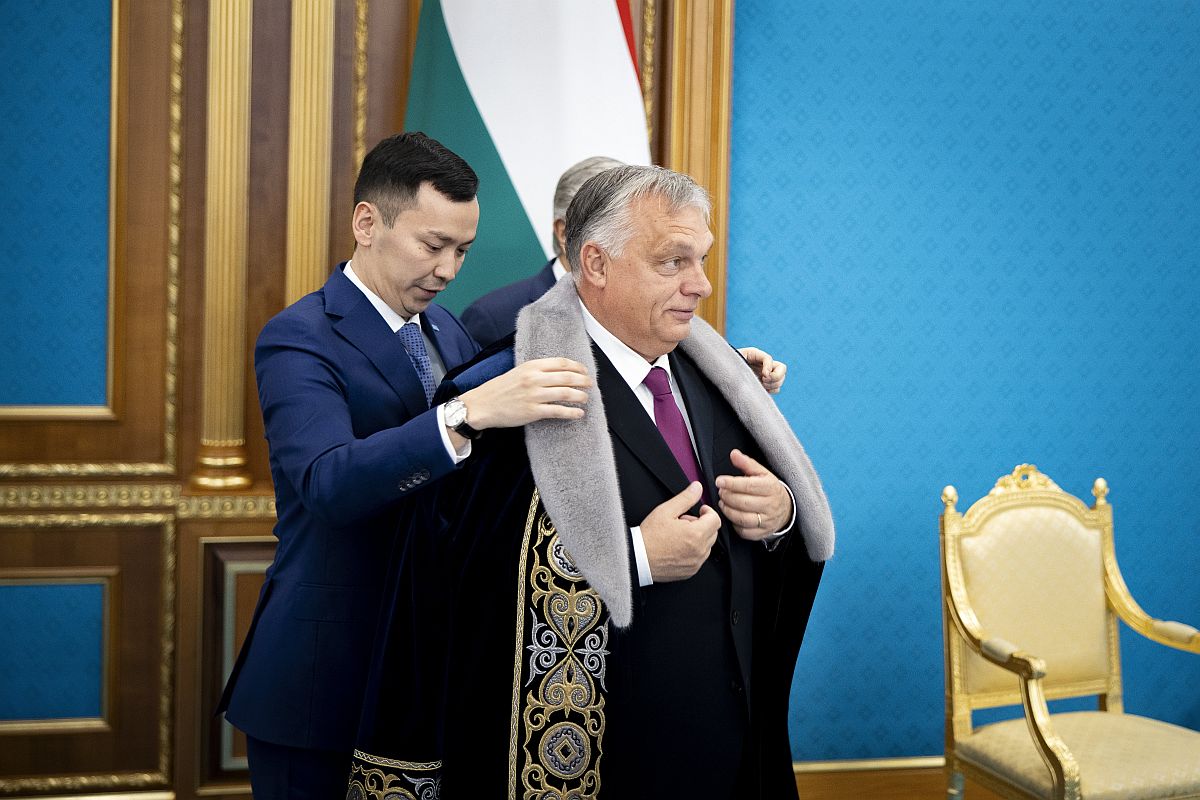 Orbán Viktor miniszterelnököt felöltöztetik hagyományos kazah öltözetbe Asztanában, az elnöki palotában 2023. november 2-án.