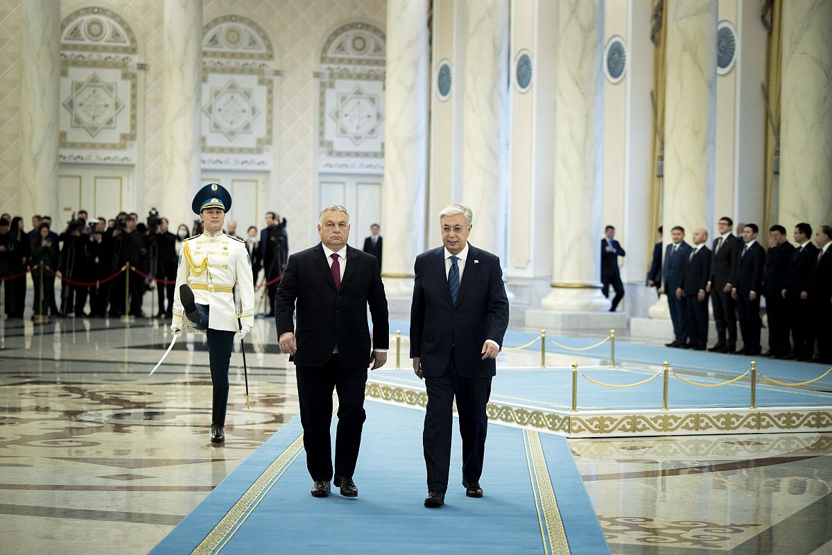 Orbán Viktor miniszterelnököt (b) fogadja Kaszim-Zsomart Tokajev kazah elnök (j) Asztanában, az elnöki palotában 2023. november 2-án.