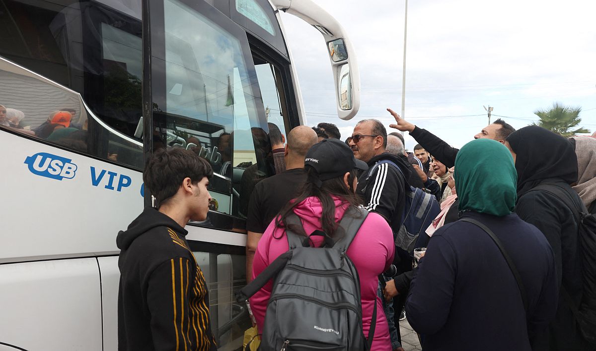 A Gázai övezetet elhagyó palesztinok szállnak fel egy buszra a rafahi határátkelőnél.