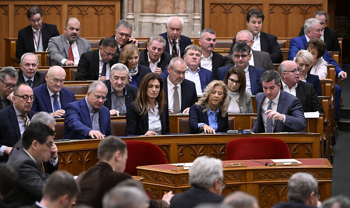 Kocsis Máté, a Fidesz frakcióvezetője, valamint Selmeczi Gabriella, Varga Judit, Kósa Lajos és Németh Zsolt fideszes képviselő (középen j-b) szavaz az Országgyűlés plenáris ülésén 2023. november 21-én.