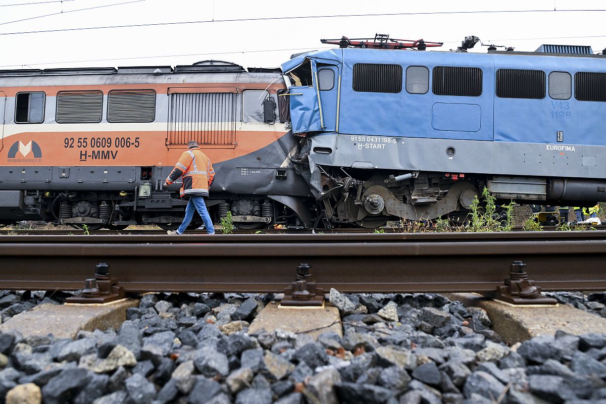 Ütközésben összeroncsolódott vasúti járművek a Hajdú-Bihar vármegyei Sáp vasútállomásán 2023. november 15-én.