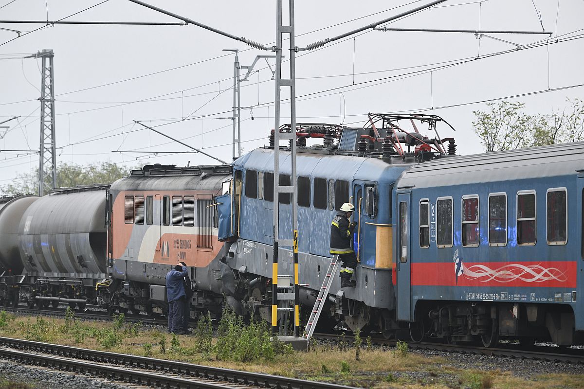 Ütközésben összeroncsolódott vasúti járművek a Hajdú-Bihar vármegyei Sáp vasútállomásán 2023. november 15-én.