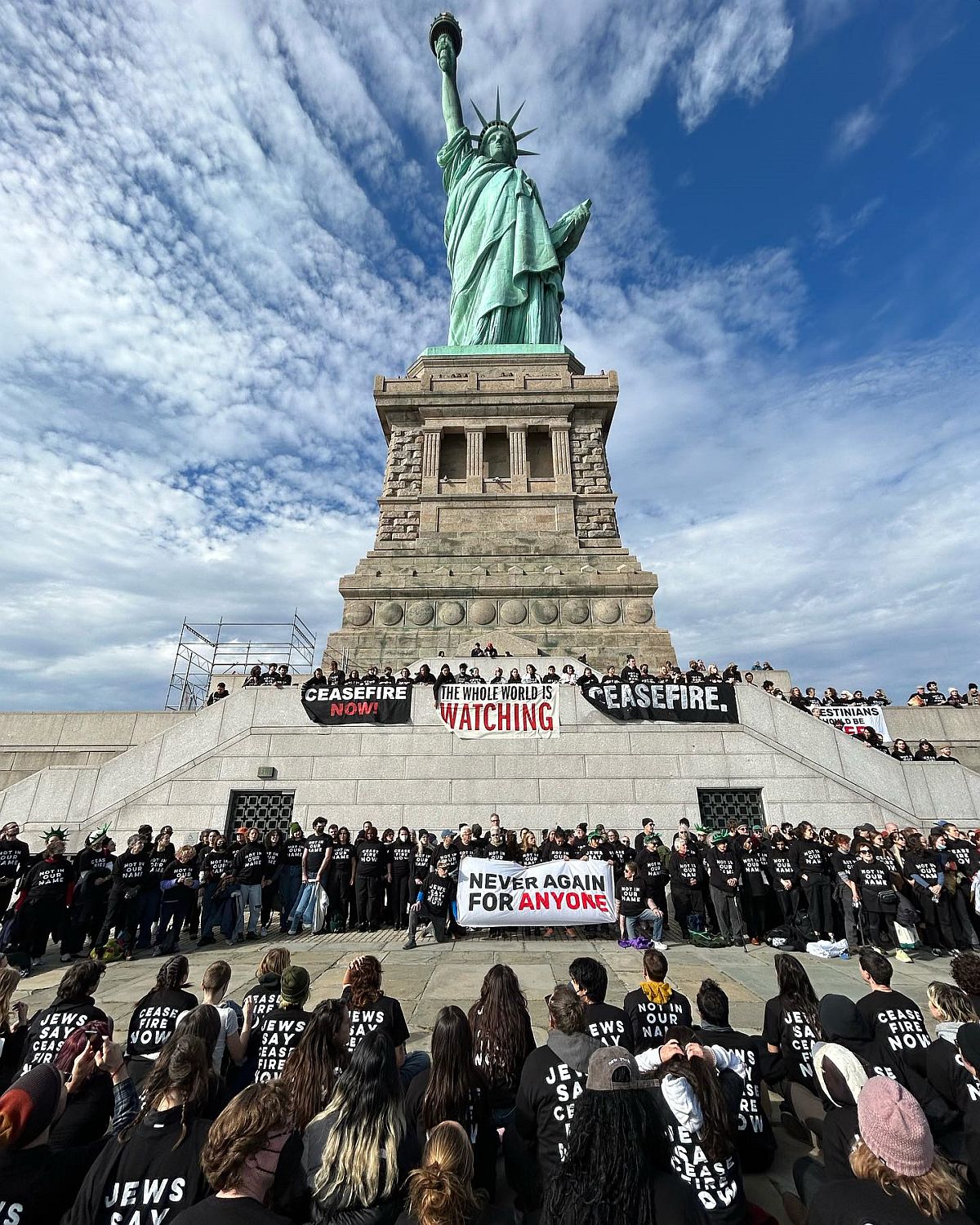 Zsidó aktivisták tüntetnek a New York-i Szabadság-szobornál.