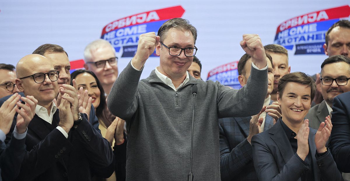 Aleksandar Vucic pártja győzelmét ünnepli a szerbiai parlamenti választásokon 2023. december 17-én.