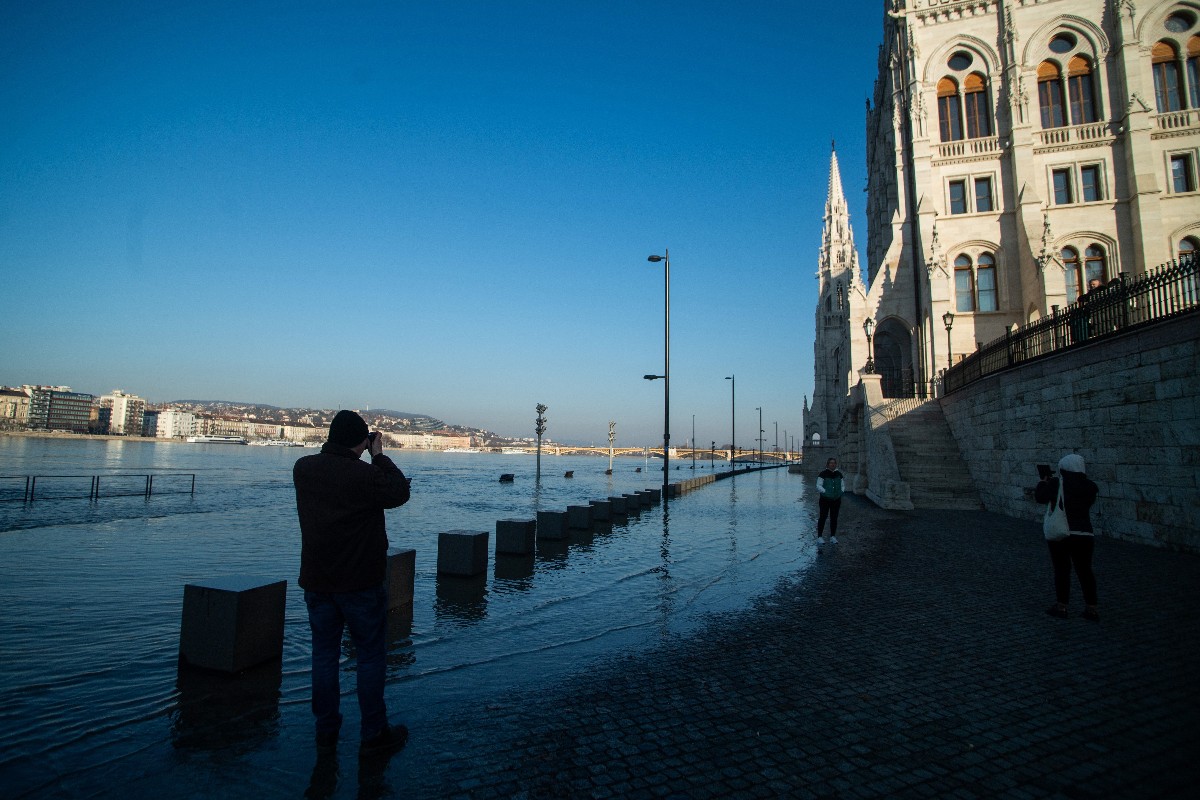 Az áradó Duna az Országház mellett