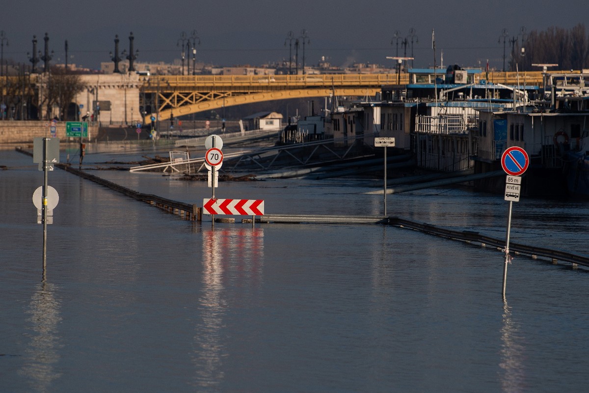 Látványosan áradt a Duna Budapestnél