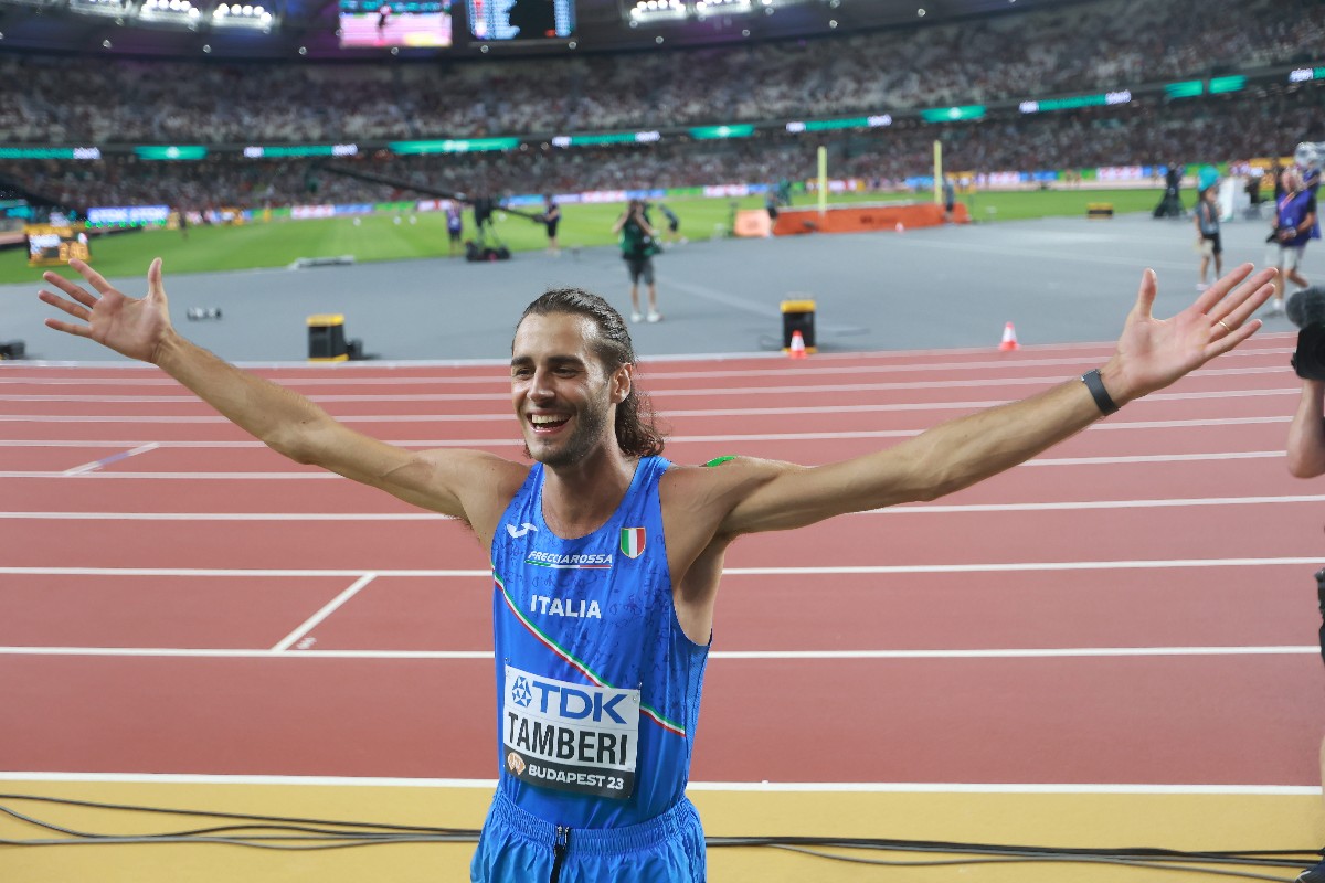 A győztes olasz Gianmarco Tamberi a férfi magasugrás döntője után a budapesti atlétikai világbajnokságon a Nemzeti Atlétikai Központban 2023. augusztus 22-én.