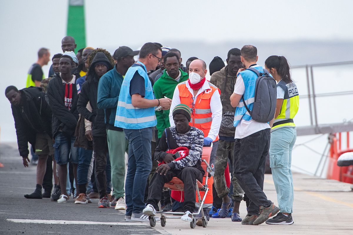 Szubszaharai illegális bevándorlók a Kanári-szigetekhez tartozó Fuerteventura szigetén fekvő Gran Tarajal kikötőbe 2023. október 16-án.