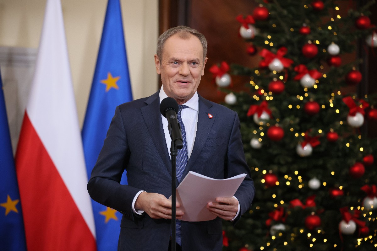 Donald Tusk lengyel miniszterelnök az október 15-i parlamenti választások eredményeképpen megalakított kormányának első ülése utáni sajtóértekezleten a varsói kormányfői hivatalban 2023. december 19-én.
