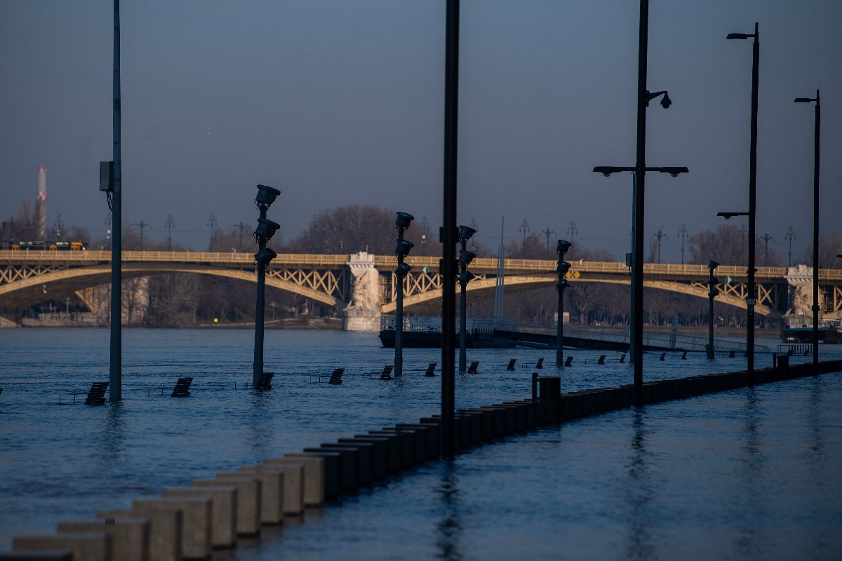 Víz alatt a rakpart, a távolban a Margit híd