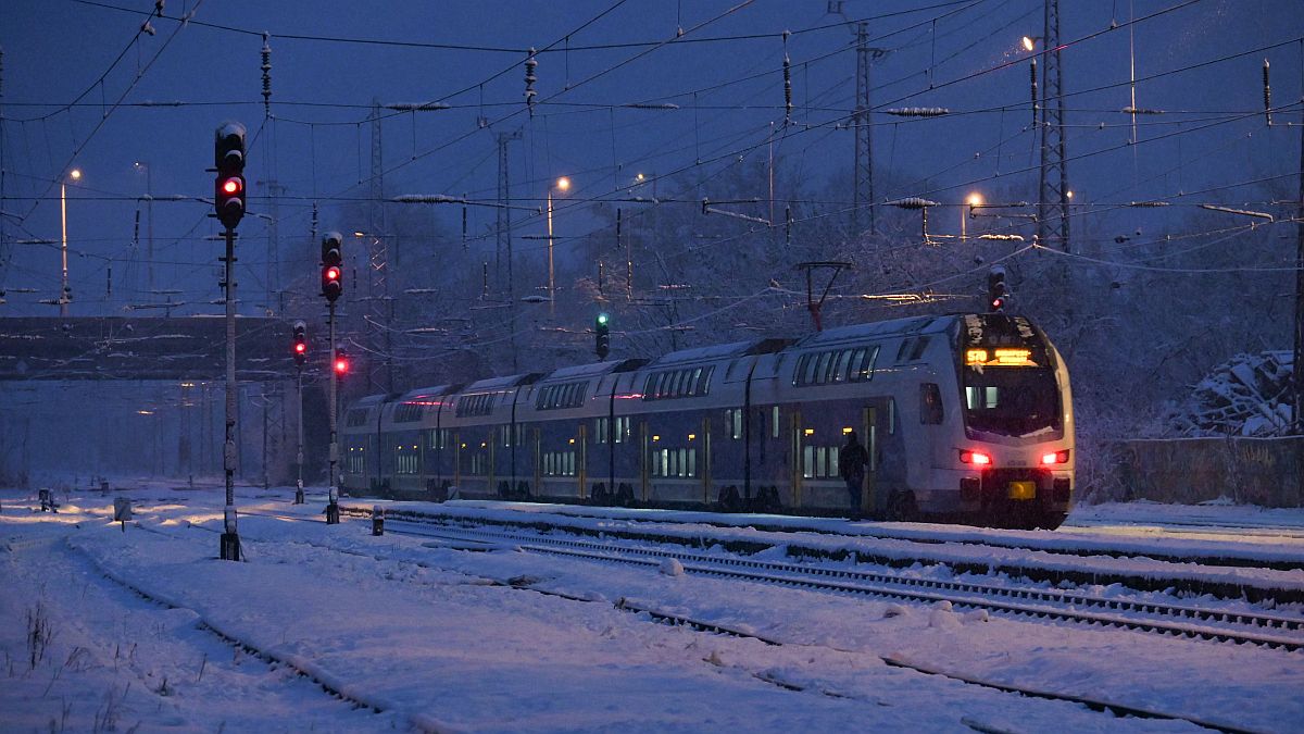Motorvonat a behavazott Rákospalota-Újpest vasútállomáson 2023. december 7-én.