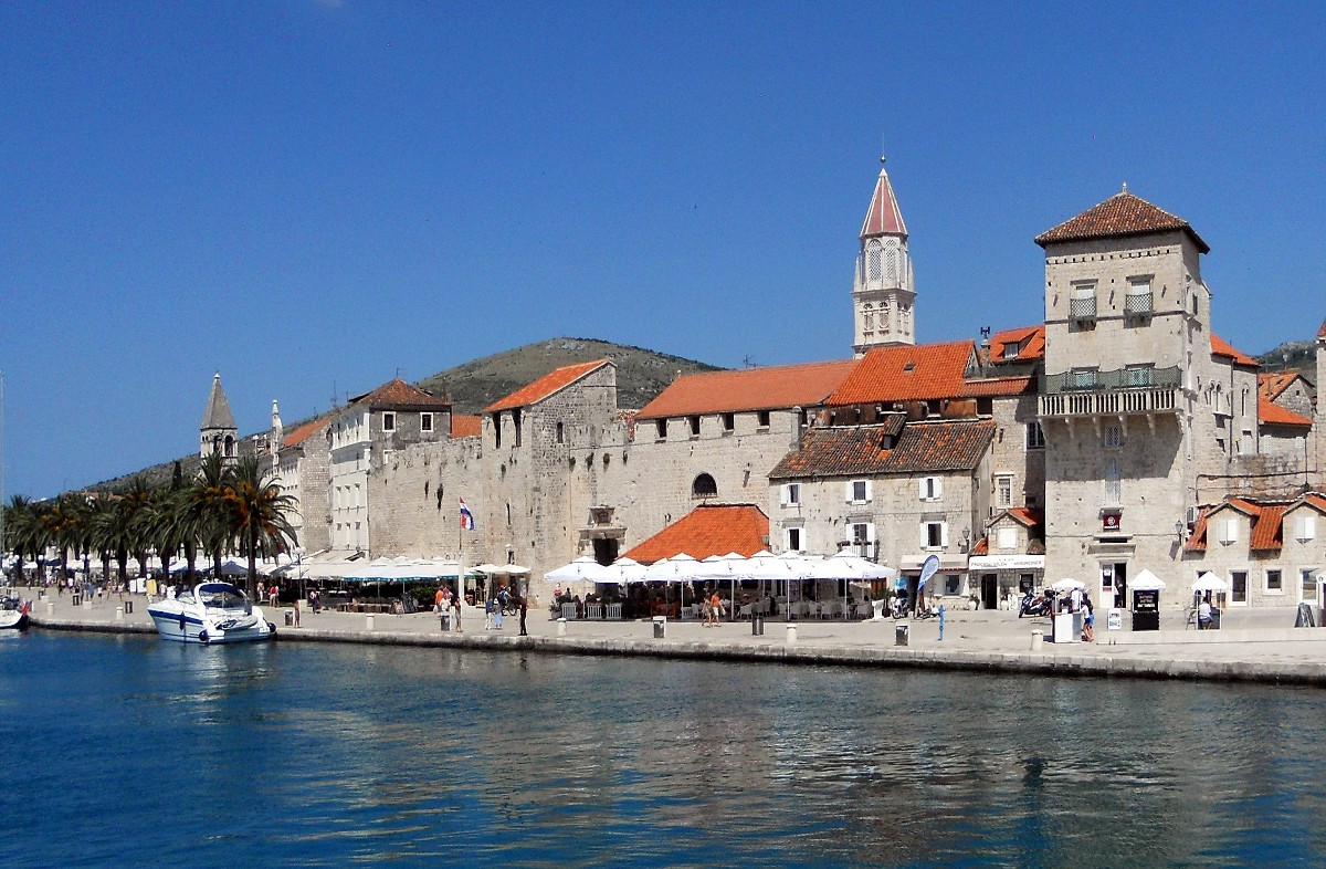 Trogir (Horvátország), 2014. augusztus 1. Az óváros részlete a promenáddal az Adriai-tenger irányából.