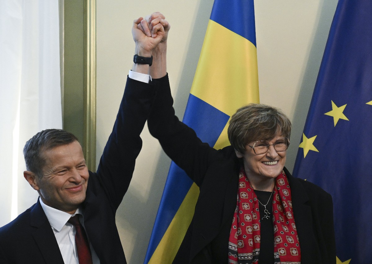 Karikó Katalin (j) és Krausz Ferenc Nobel-díjas tudósok a tiszteletükre a stockholmi magyar nagykövetségen tartott ünnepségen 2023. december 9-én.