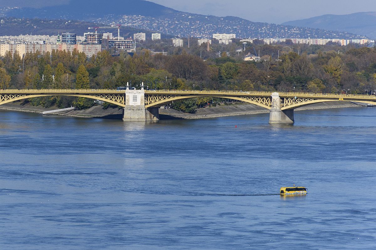 A Margit híd látképe, előtérben egy kétéltű városnéző vizibusz.