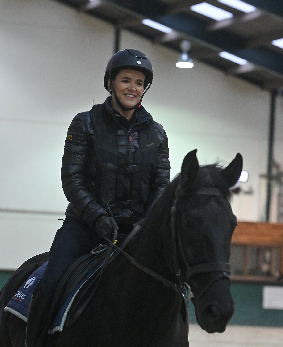 Novák Katalin köztársasági elnök lovagol a királyi lovas gárda képzési központjában tett látogatásán a belgiumi Wisbecqben 2023. november 10-én.