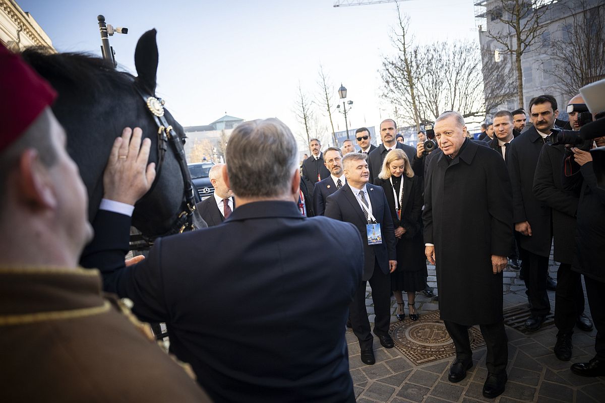 A Miniszterelnöki Sajtóiroda által közreadott képen Orbán Viktor kormányfő (háttal, b) egy nóniusz lovat ajándékoz Recep Tayyip Erdogan török elnöknek a Karmelita kolostornál 2023. december 18-án.